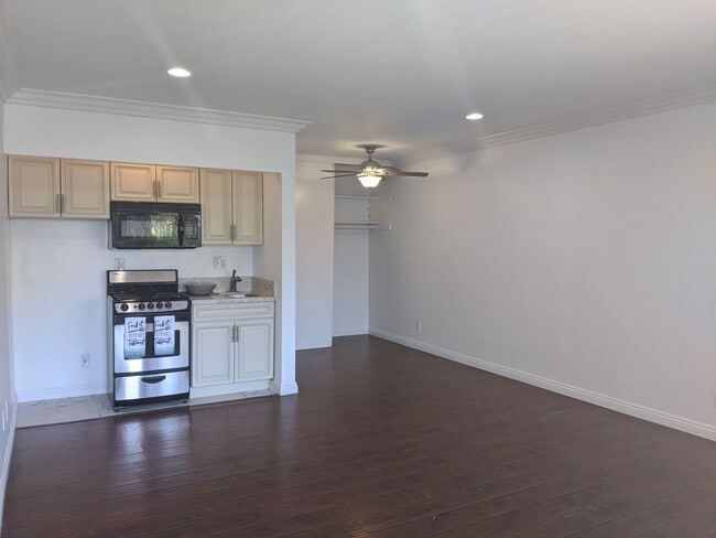 Photo - 14024 Oxnard St