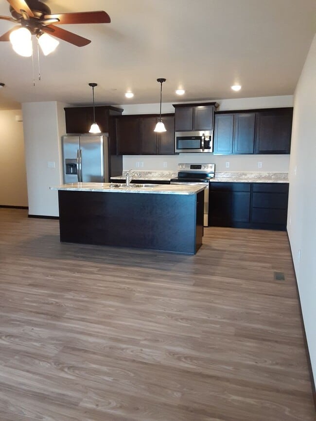 Building Photo - Modern Comfort: Discover Our 1-Bedroom Apartment Gem Unit Fox Run Apartments -581 #9