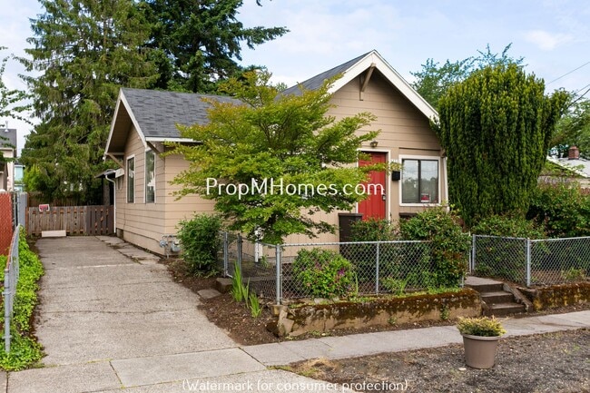 Building Photo - Charming One Bedroom Plus Office/Den In SE Portland!