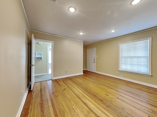 Photo - 201 W Avenue G