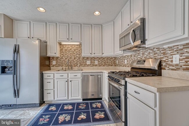 Photo - 206 Colgate Dr