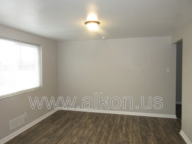 Photo - 1097 Roseanne Ave