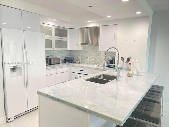 6917 Collins Ave Unidad 1205