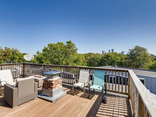 Photo - 2 Bed 1 Bath With Downtown Skyline View in Bryn Mawr!
Available August 1st.