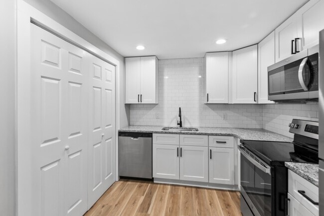 Photo - 2402 E 3rd St