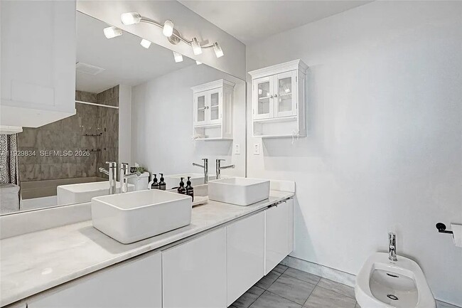 Photo - 601 NE 36th St