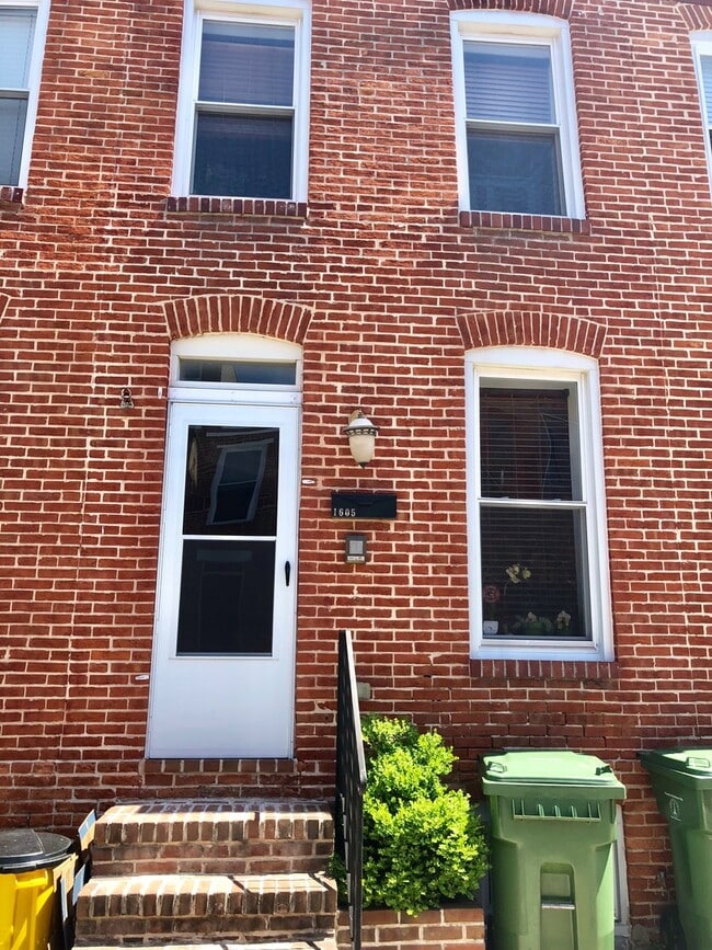 Building Photo - Charming 2 Bedroom/1.5 Bathroom Townhome in Federal Hill w/ Rooftop Deck!