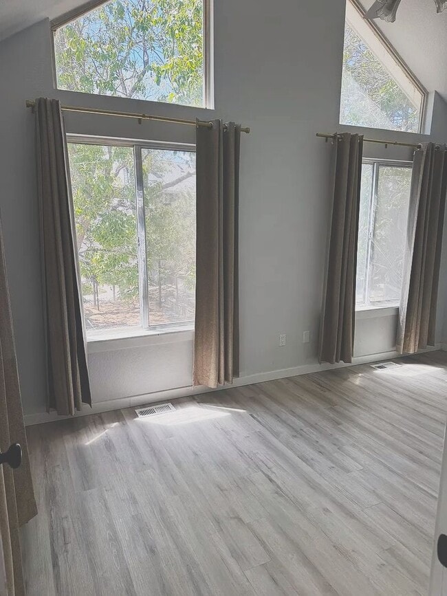 Photo - Spacious 3 Bedroom Home with Vaulted Ceilings & Fireplace