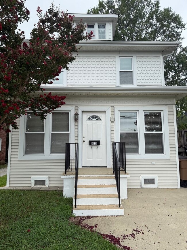 Building Photo - Spacious 1 Bedroom Convenient to Downtown ... Rental