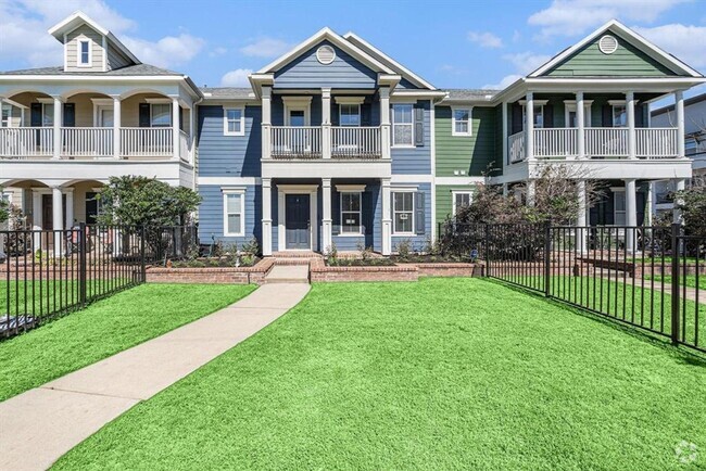 Building Photo - Stunning Victorian Townhouse!
