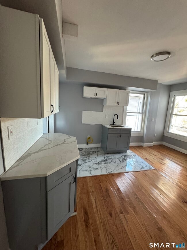 Building Photo - 231 Davenport Ave Unit 2