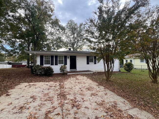 Charming 3BD, 2BA Apex Home with a Large B... - Charming 3BD, 2BA Apex Home with a Large B...