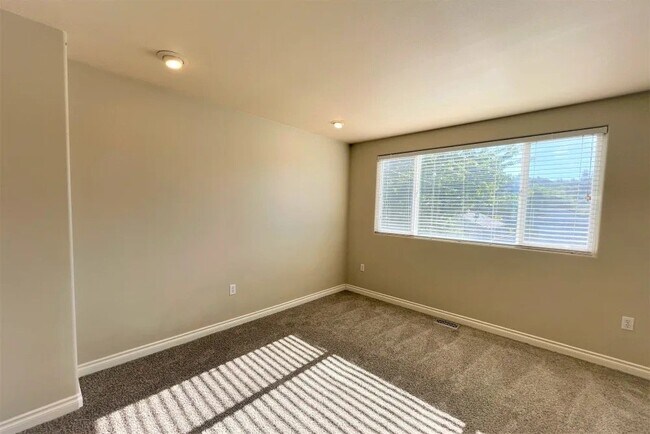 Photo - 325 Lind Ave SW Unit 1