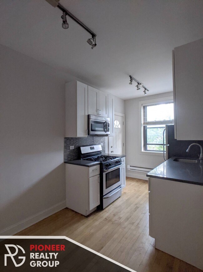 Photo - 2319 N Rockwell St Unidad A3