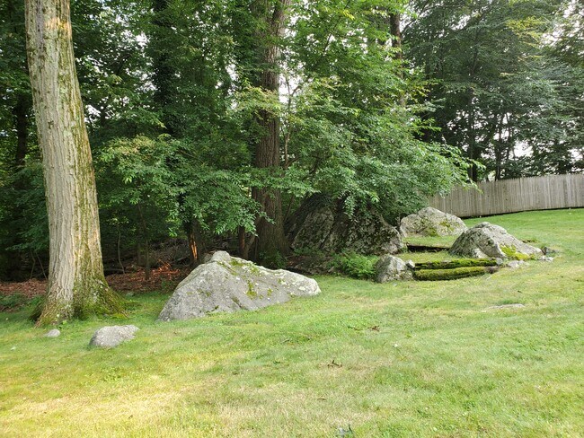 Hermosa propiedad - CT Rocks, macizos de flores - 43 Arnold Ln