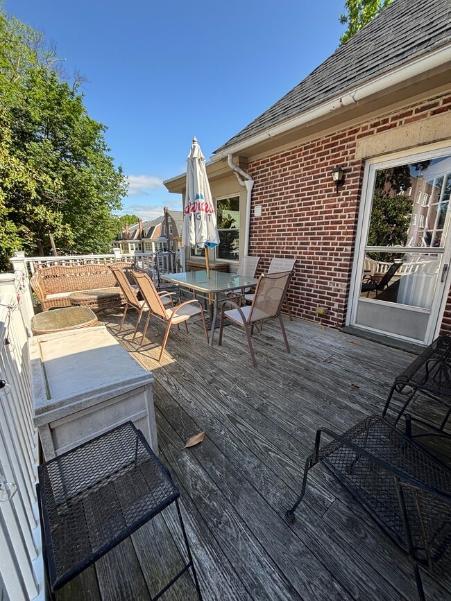 Sunny large deck - 1501 N Broom St Unit 1501 N. Broom St.Apt 2