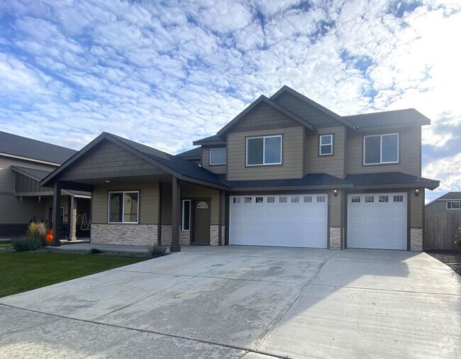 Building Photo - 5-Bed, 3-Bath Home w/ Fenced Backyard!