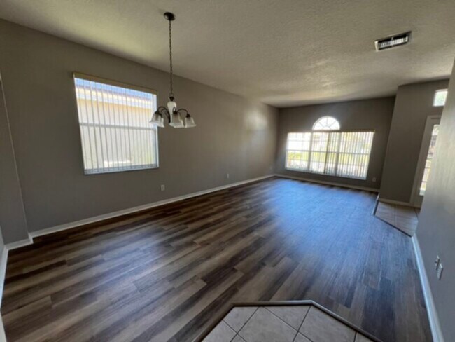 Photo - 4 bedroom 2 bath home Near UCF Lawn Servic...