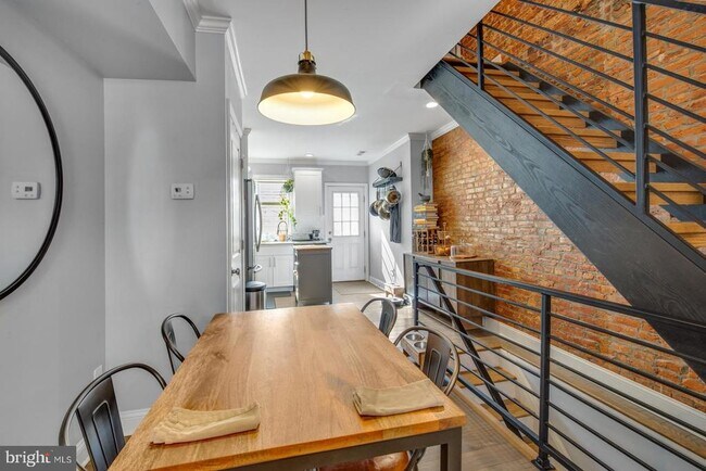 Photo - 2531 Collins St