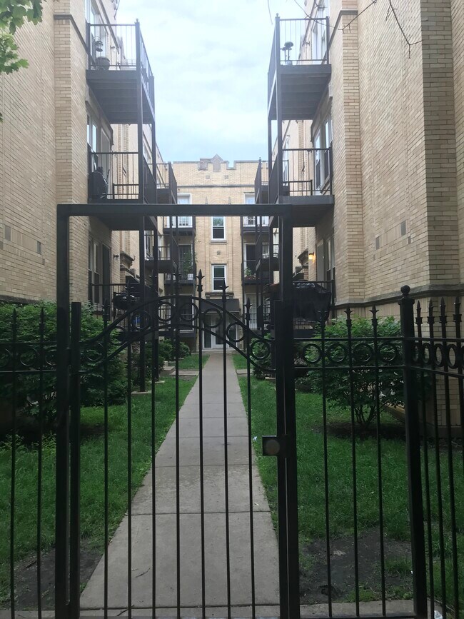 Photo - 6345 N Washtenaw Ave Unit Apt 1e