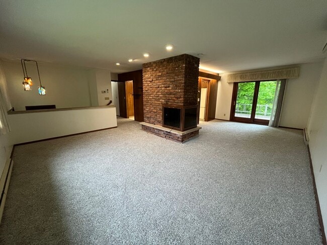 Photo - Lakeside 5 Bedroom 3 Bath Home!