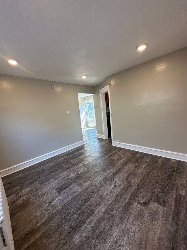 Building Photo - 2527 Edgmont Ave Unit D