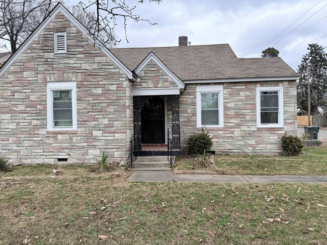 Building Photo - Cozy 3 Bedroom Home Ready for Move In!!