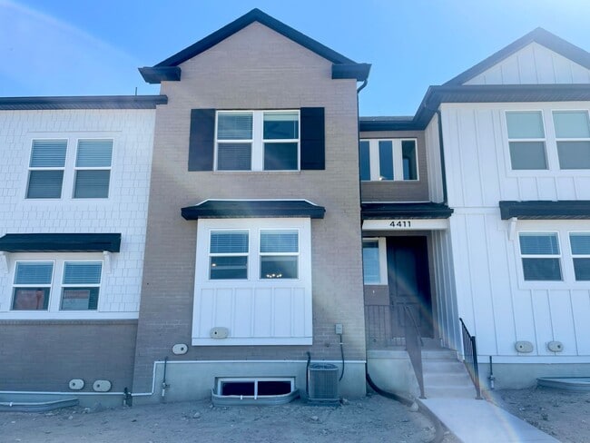 Building Photo - Modern Townhome at Mountain Ridge!