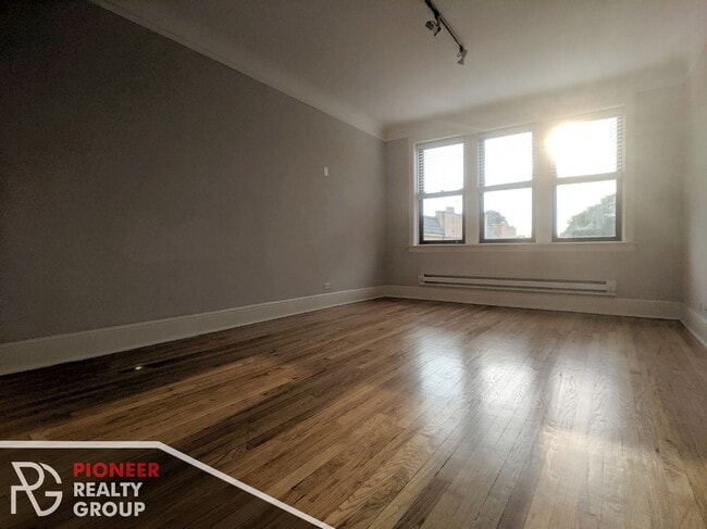 Photo - 2319 N Rockwell St Unidad A3