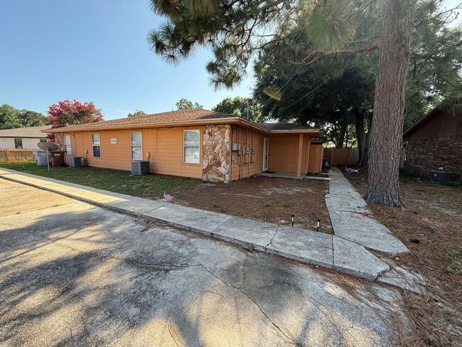 Building Photo - Gulf Breeze - Greenbriar Estates- 2 bedroom, 1 bathroom - water and lawn care included