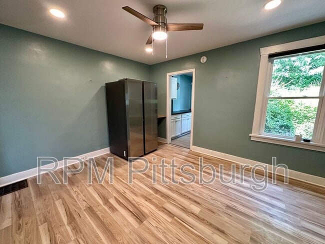 Photo - 929 Clarissa St