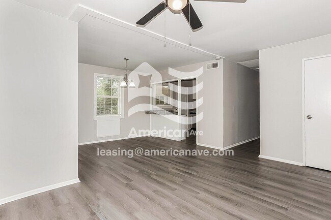 Photo - 674 Morton Ave NE