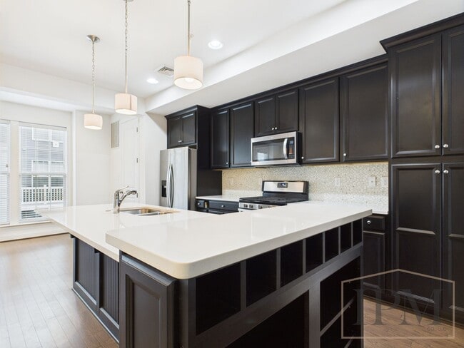 2-bedroom 2.5 bath Luxury Townhome located... - 2-bedroom 2.5 bath Luxury Townhome located...