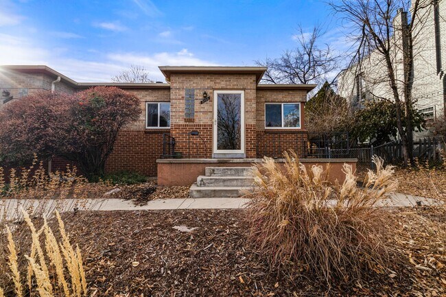 Building Photo - Charming Townhome in West Highlands!