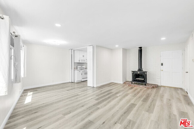 Building Photo - 10634 Holman Ave Unit 8 Rental