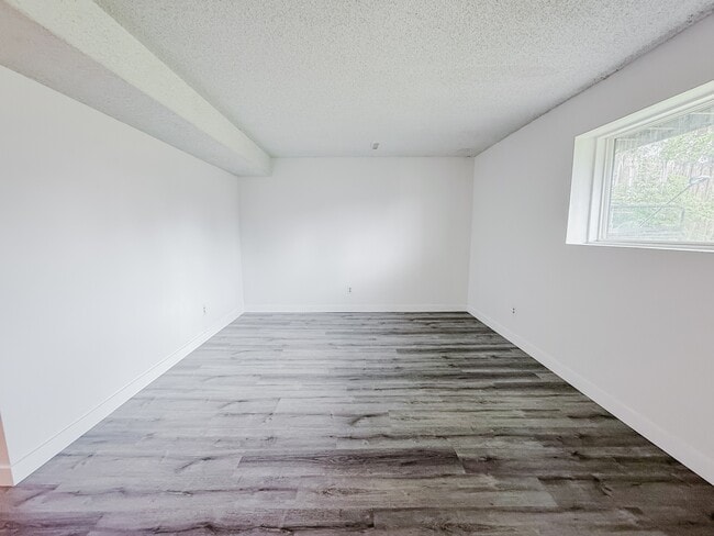 Photo - 1513-1536 36 St SE