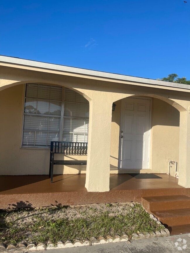 Building Photo - 978 Sumter Rd W Rental