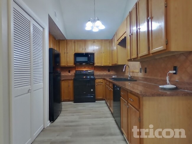 Photo - 623 Lockhart Ct NE