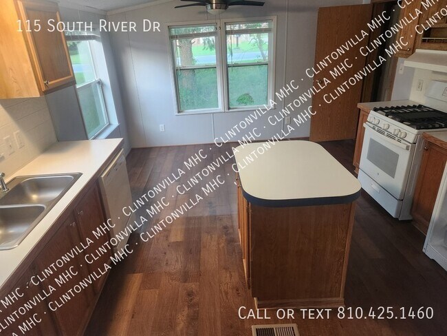 Photo - 115 S River Dr