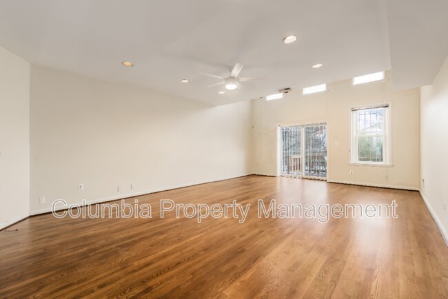 Building Photo - 127 11th St NE Unit C