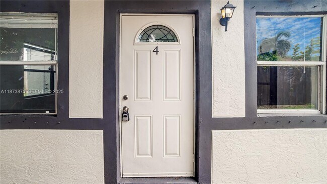 Building Photo - 720 NW 4th Ave Unit 4