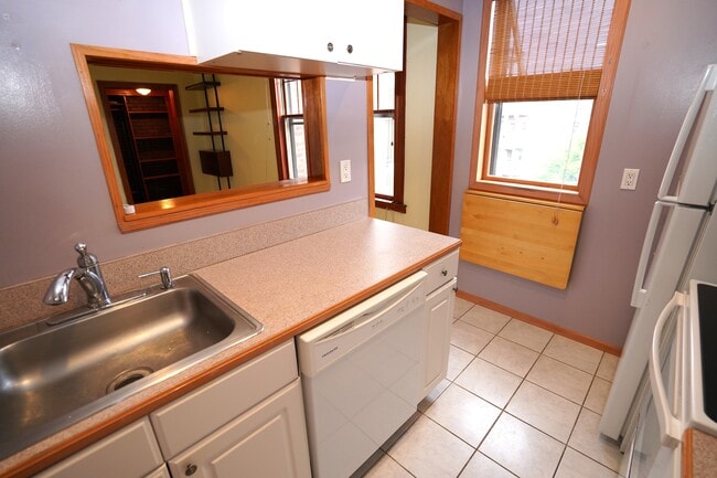 Building Photo - 120 Sutherland Rd Unit 12 Rental
