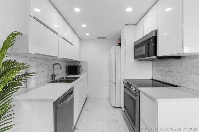 Building Photo - 3028 Harwood D