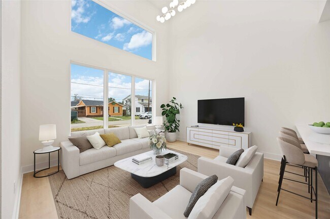 Photo - 422 E 41st St