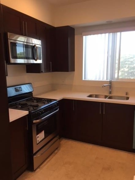 Kitchen - 14802 Delano St