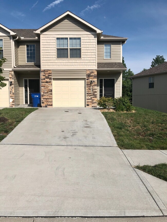 3 Bed Townhome in Grain Valley - 3 Bed Townhome in Grain Valley