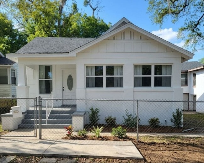 Photo - 324 Nixon St