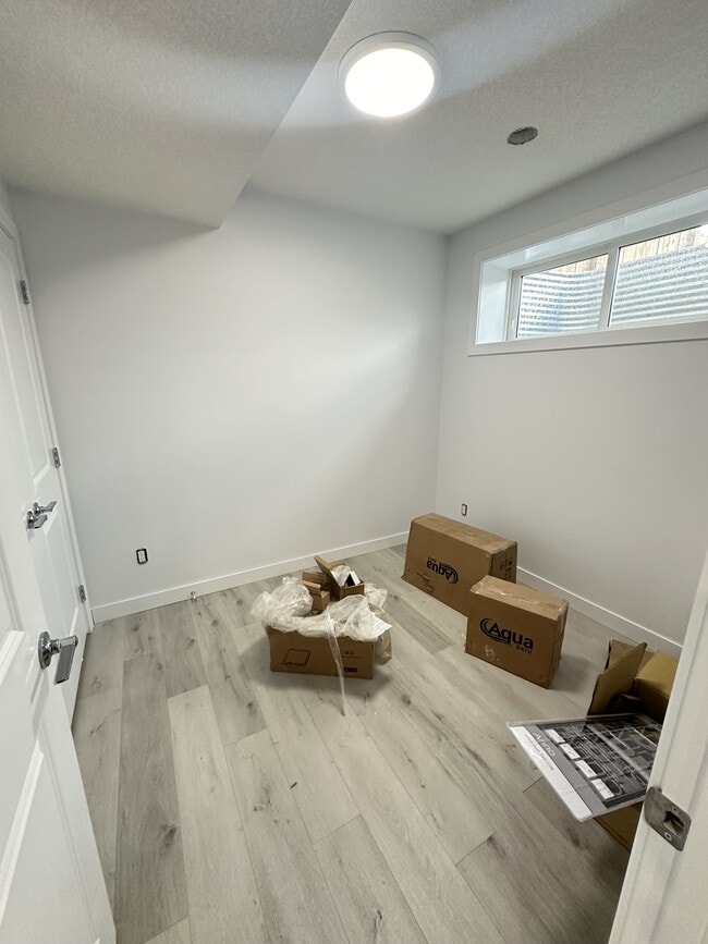 Photo - 1460-1422 22 St NW