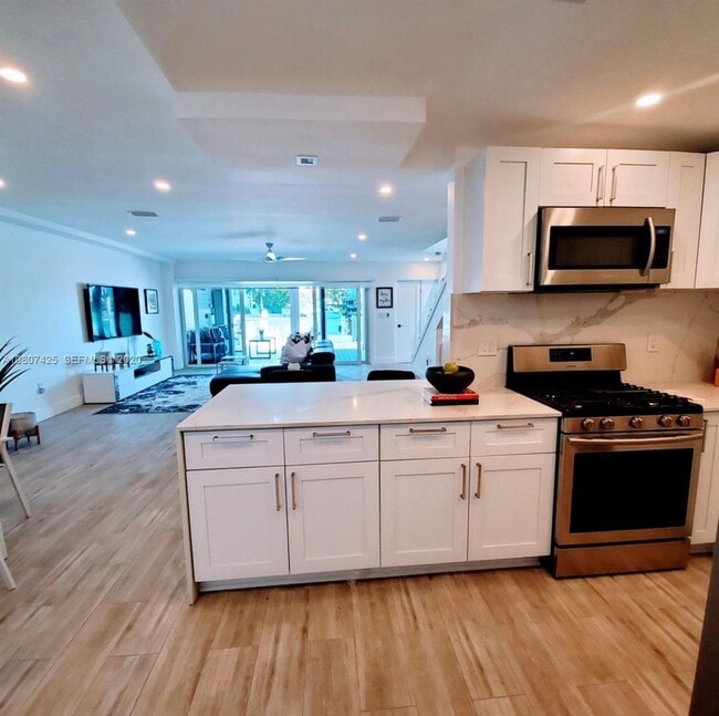 Building Photo - Beautiful waterfront townhouse in the heart of Miami