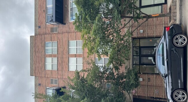 Building Photo - 647 N Green St Unit 207